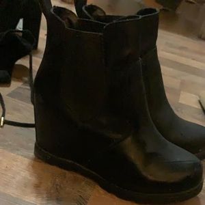 Black sorel shoes from target. Size 5!